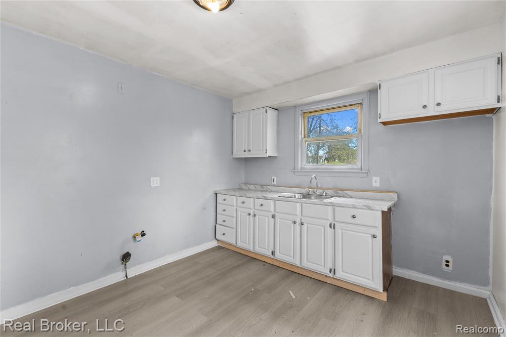 13576 Warwick Street, Detroit, MI 48223 — Photo 9