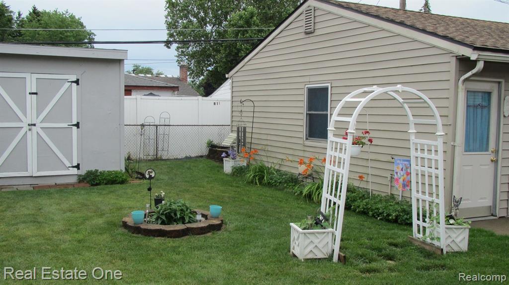 669 S HAWTHORNE Street, Westland, MI 48186 — Photo 4