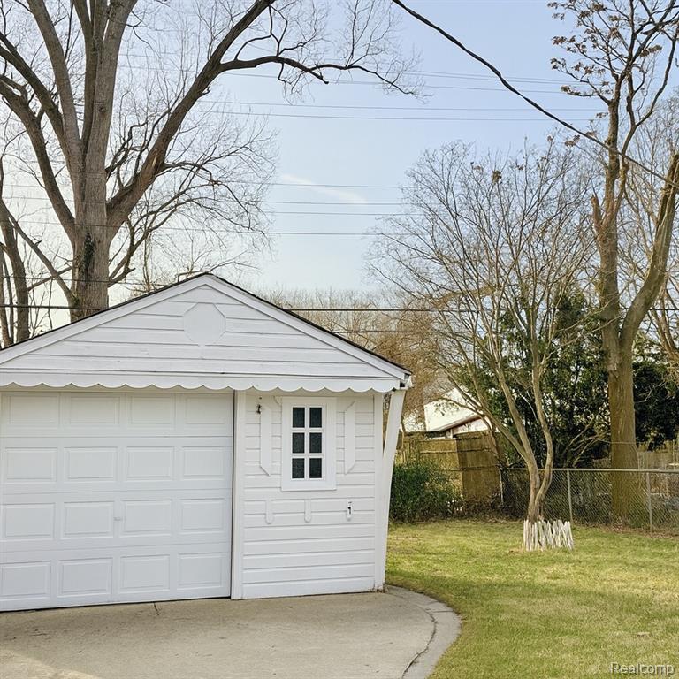 8719 CANYON Street, Grosse Pointe, MI 48236 — Photo 2