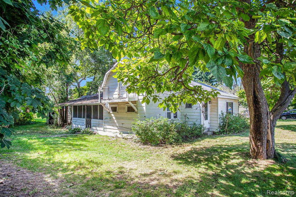 6421 Elizabeth Lake Road, Waterford, MI 48327 — Photo 3