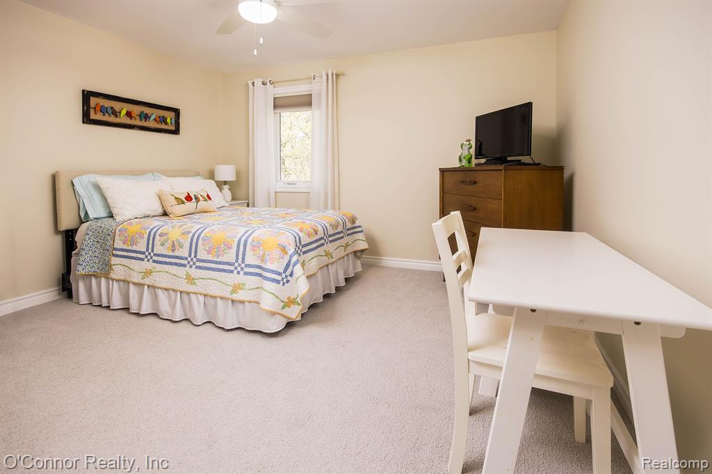 910 Hunter Court, Marysville, MI 48040 — Photo 23