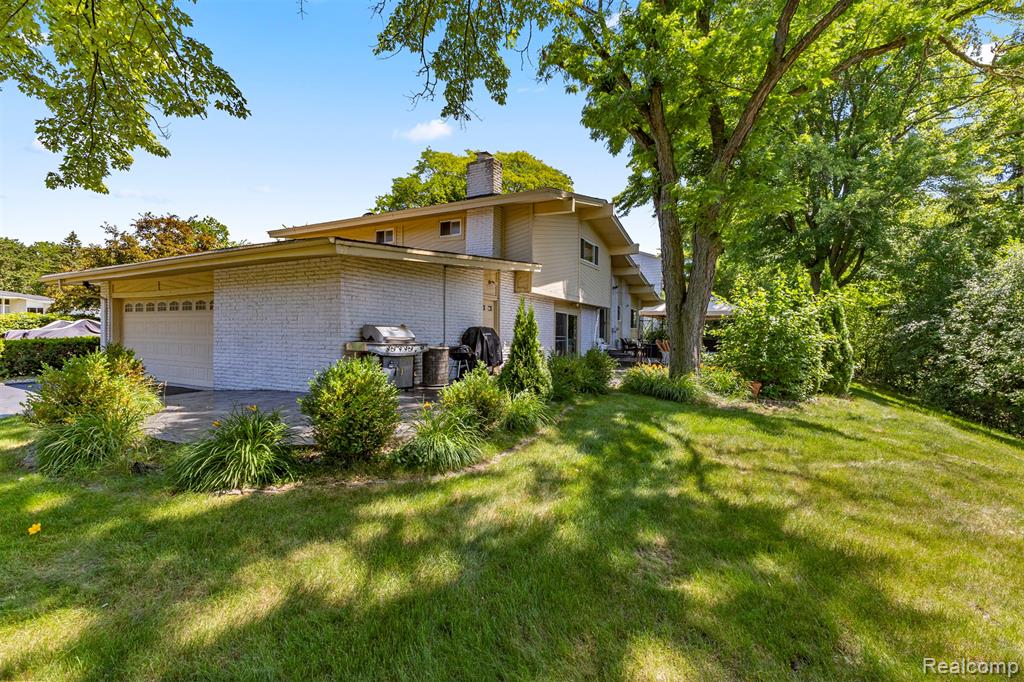 5589 Pembury, West Bloomfield, MI — Photo 2