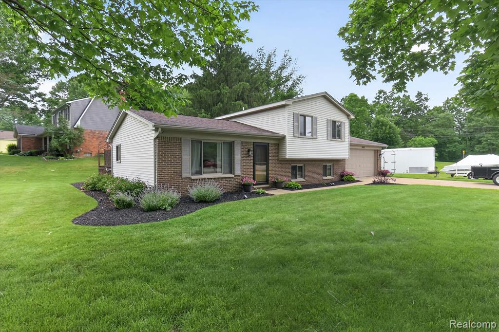 4903 Cape Town, Highland, MI 48356 — front exterior