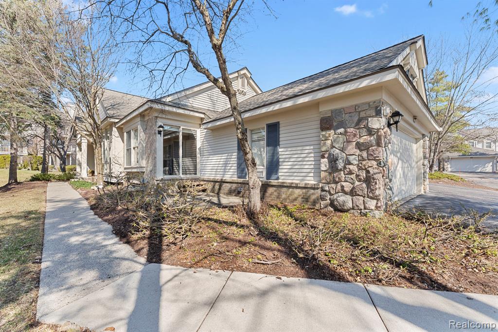 7533 Danbury Drive, West Bloomfield, MI — Photo 4