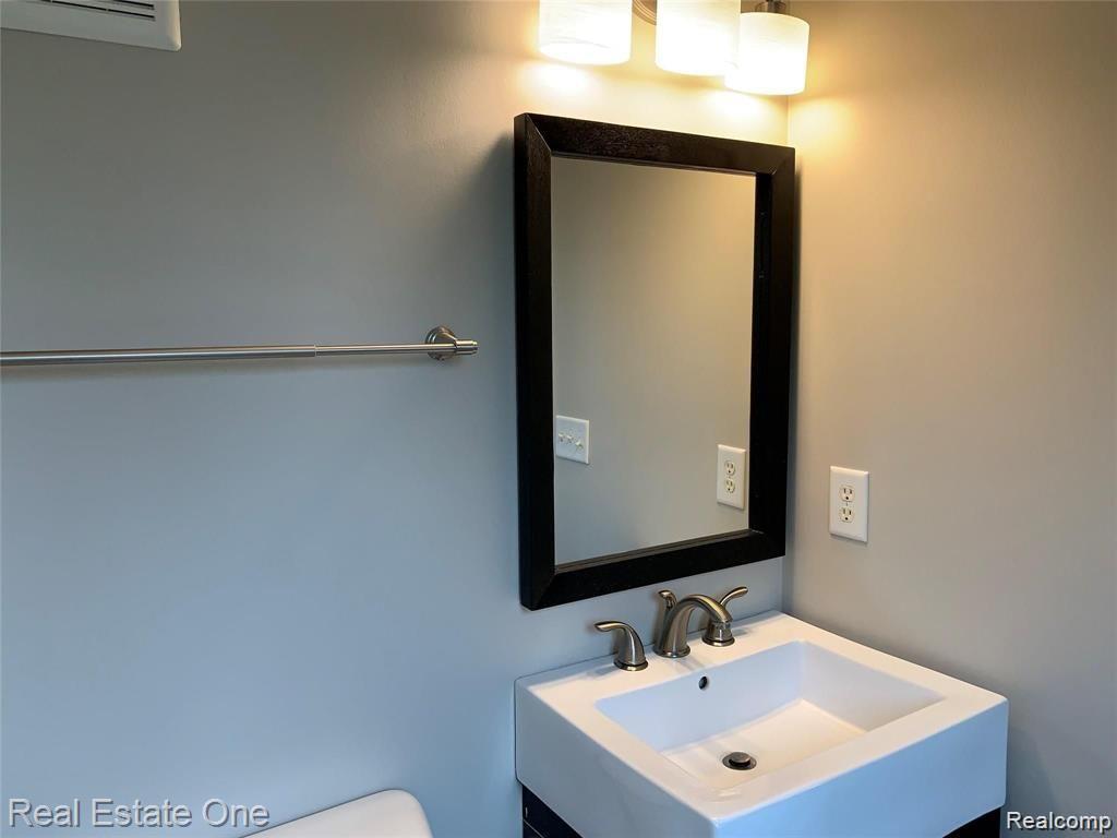 7211 Addington Drive, Commerce Twp, MI 48390 — Photo 10
