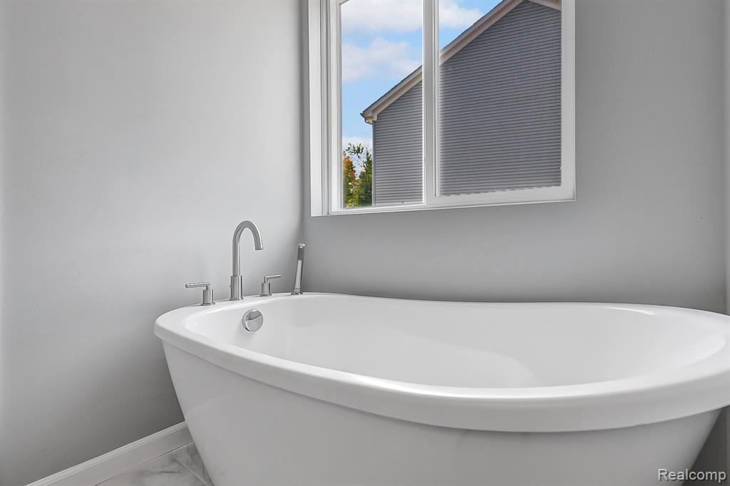 6064 Woodridge Lane, Grand Blanc, MI 48439 — Photo 22
