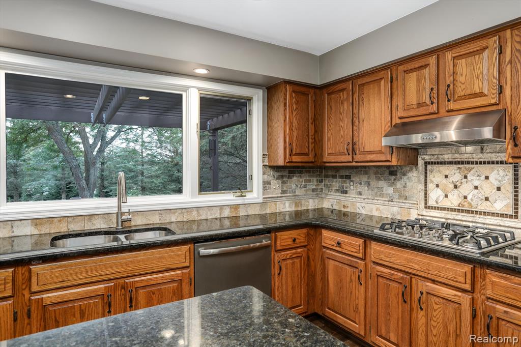 4214 Oak Tree Circle, Rochester, MI 48306 — Photo 21