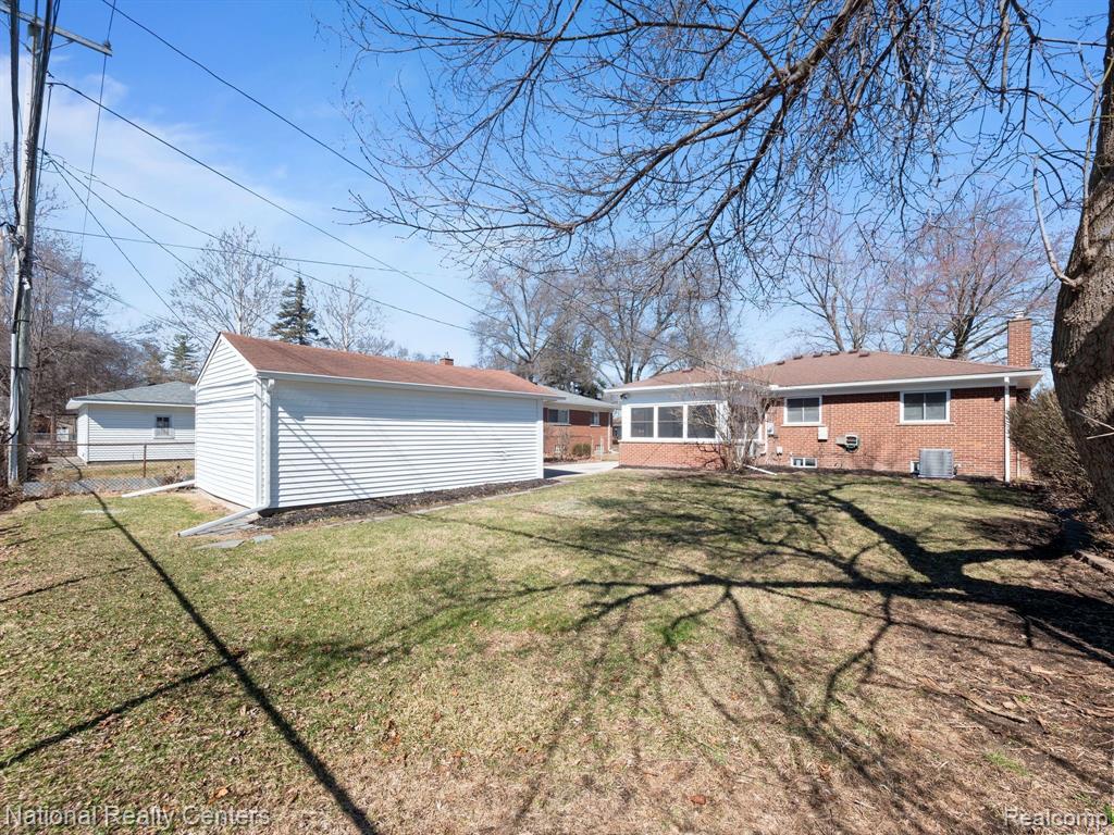 8875 KENBERTON Drive, Oak Park, MI 48237 — Photo 39