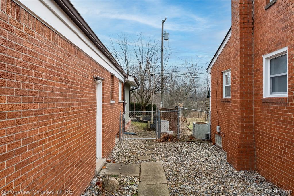 7479 Carrousel Boulevard, Westland, MI — Photo 38