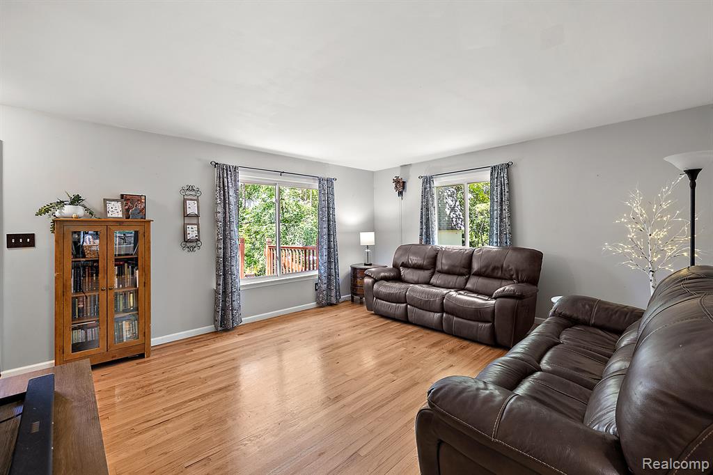 8110 W CIRCLE Drive, Clarkston, MI 48348 — Photo 8
