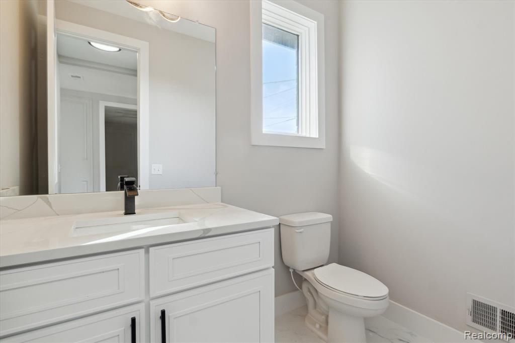 45518 JEFFERSON Avenue, Chesterfield, MI 48047 — Photo 20