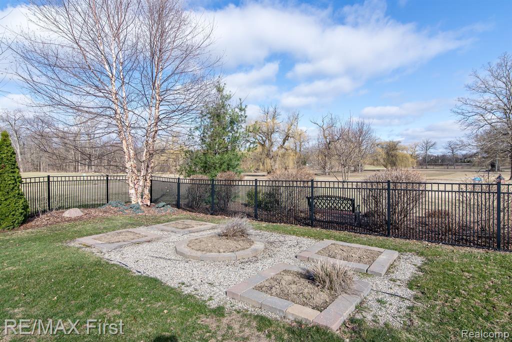 8598 GOLF LANE Drive, Commerce Twp, MI 48382 — Photo 5