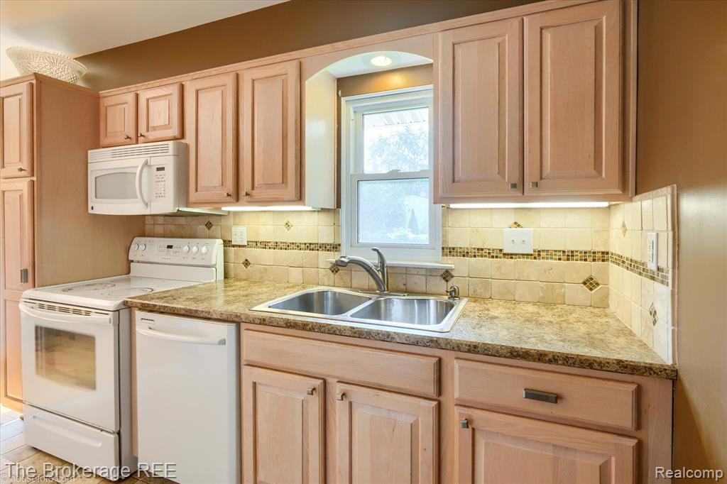 744 W Chelsea Circle, Davison, MI 48423 — Photo 18