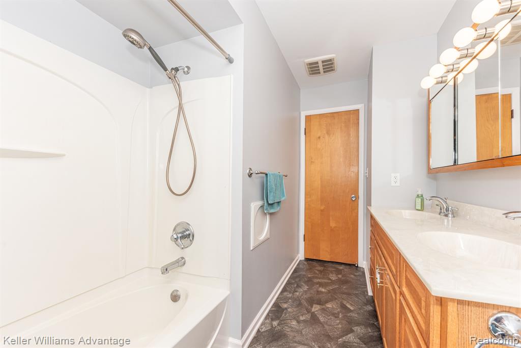 4460 Welland Drive, West Bloomfield, MI 48323 — Photo 15