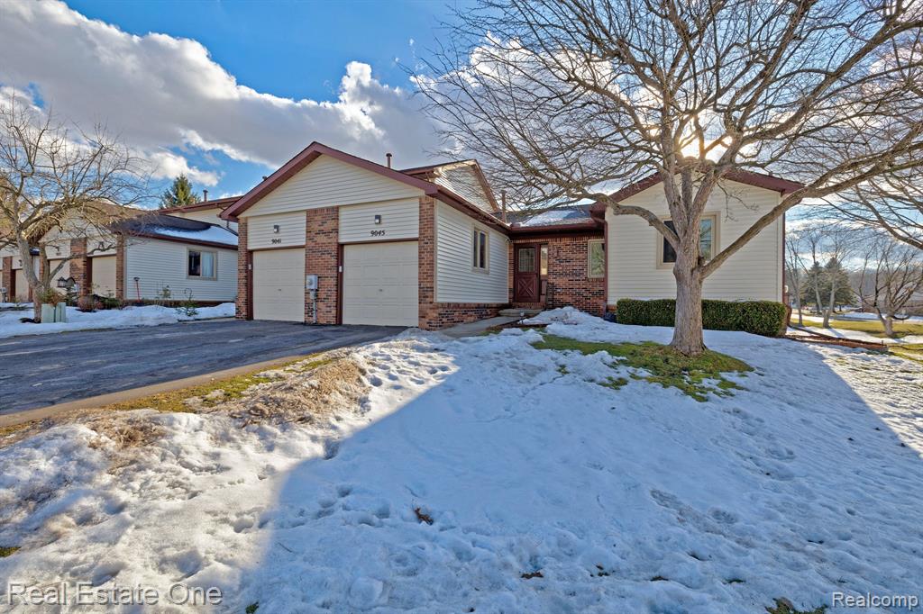 9045 E BLUEWATER Drive, Clarkston, MI 48348 — Photo 41