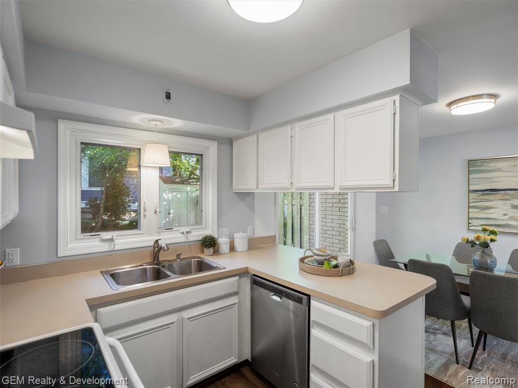 486-490 Fairbrook St, Northville, MI 48167 — Photo 10