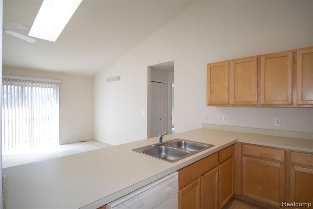 7051 MAGNOLIA Lane, Waterford, MI 48327 — Photo 10