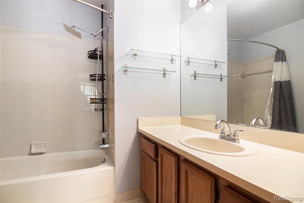 45216 Churchill Drive, 8, Macomb, MI 48044 — Photo 12