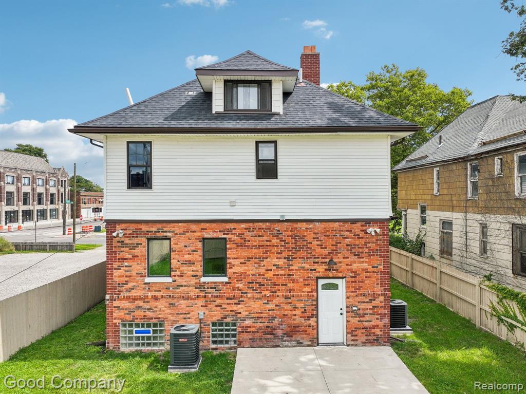 1645 CADILLAC Boulevard, Detroit, MI 48214 — Photo 37