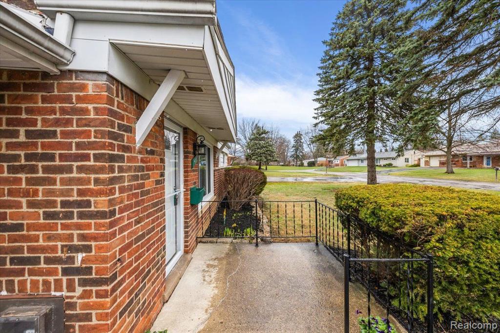 43 FERNBARRY Drive, Waterford, MI 48328 — Photo 7