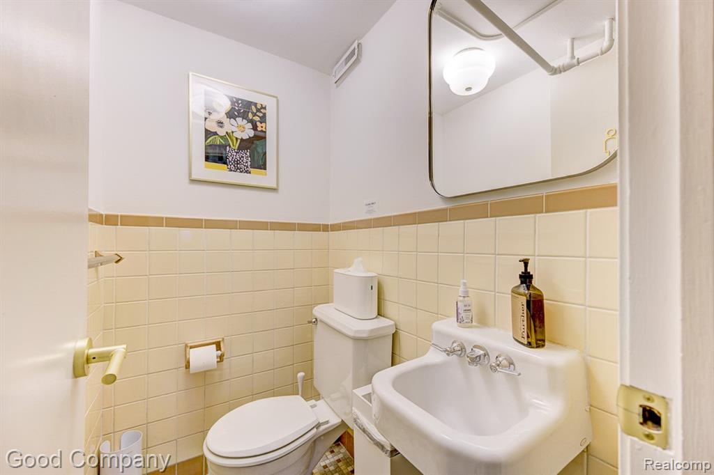 8750 W 9 Mile Road, Oak Park, MI 48237 — Photo 31