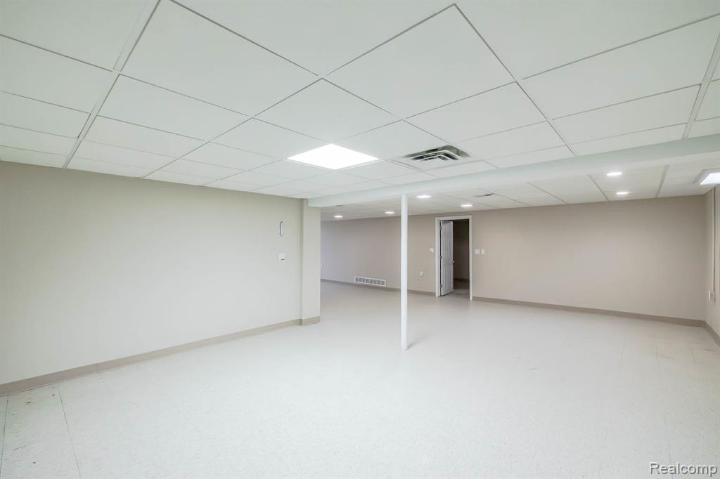 43221 Pointe Drive, 57, Clinton Twp, MI 48038 — Photo 32