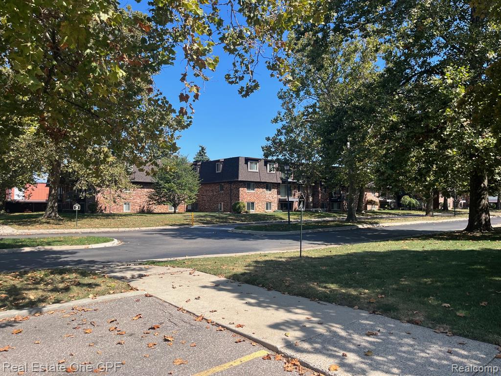 311 Riviera Drive, Saint Clair Shores, MI 48080