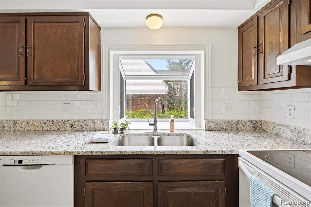 3464 Buckingham Trail, West Bloomfield, MI 48323 — Photo 15