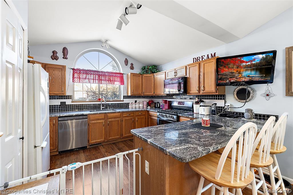 742 Feather Court, South Lyon, MI 48178 — Photo 6