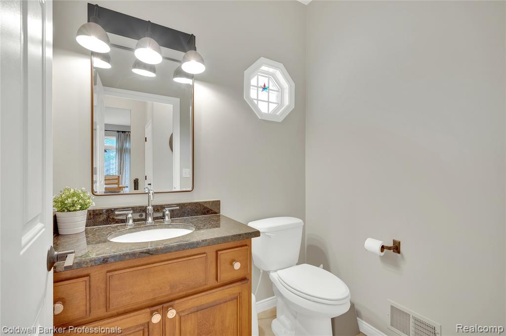 597 Bay Pointe Drive, Oxford, MI 48371 — Photo 16
