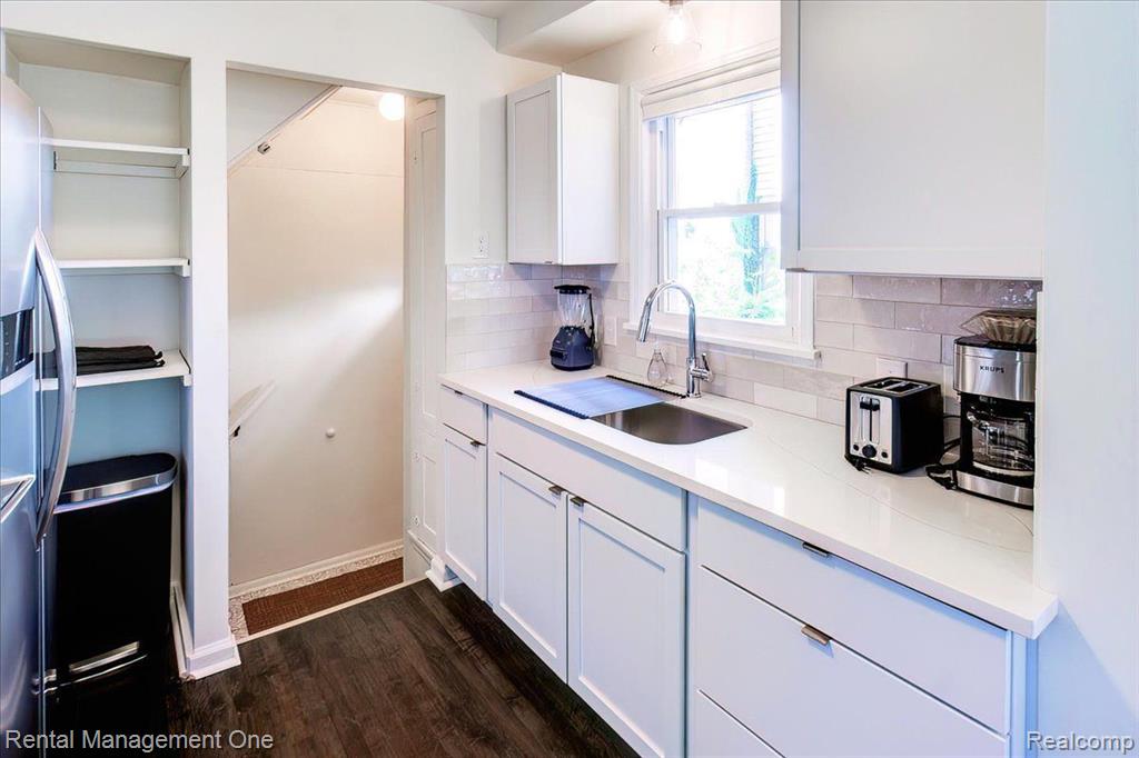 710 E 12 MILE Road, Royal Oak, MI 48073 — Photo 13
