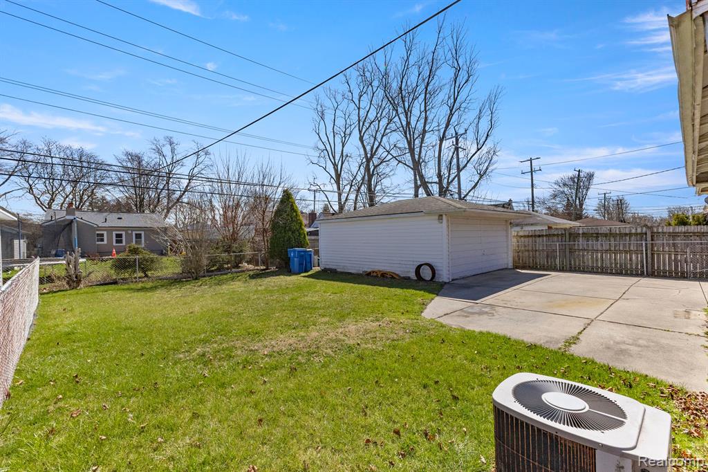 8246 LOCHDALE Street, Dearborn Heights, MI 48127 — Photo 32