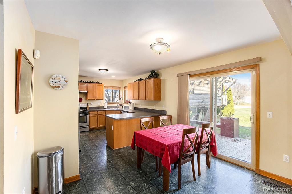 52644 CLEVELAND Street, New Baltimore, MI 48047 — Photo 8