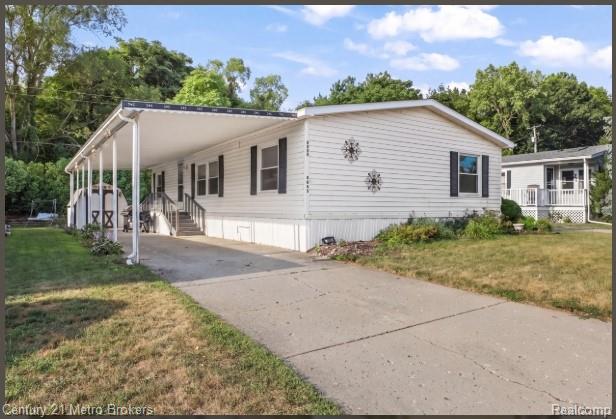 3053 E Bay Drive, Fenton, MI 48430