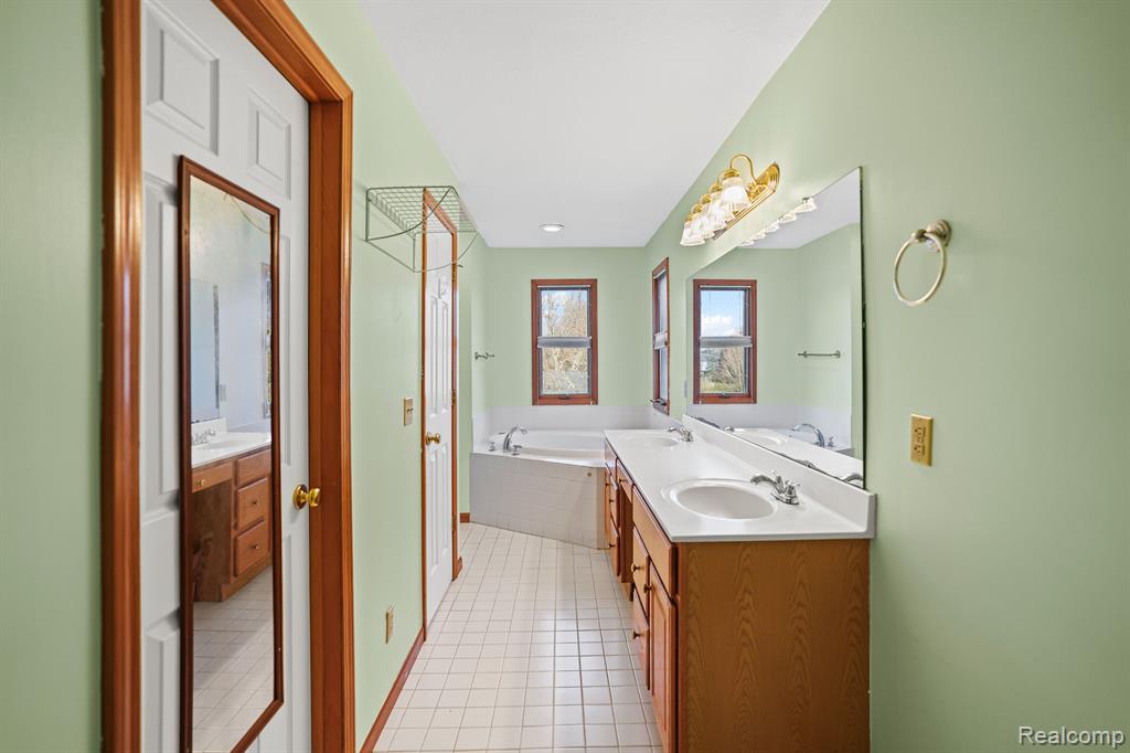 564 CHASSEUR Drive, Grand Blanc, MI 48439 — Photo 33