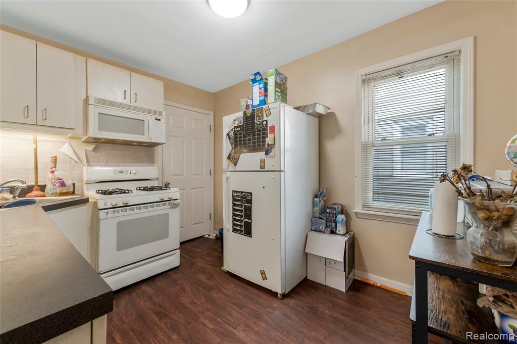 20913 Ridgemont Road, Harper Woods, MI 48225 — Photo 11