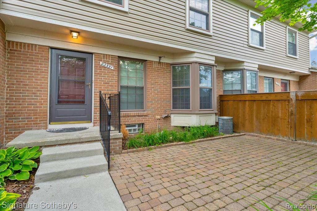 22331 Peachtree, Novi, MI — Photo 2