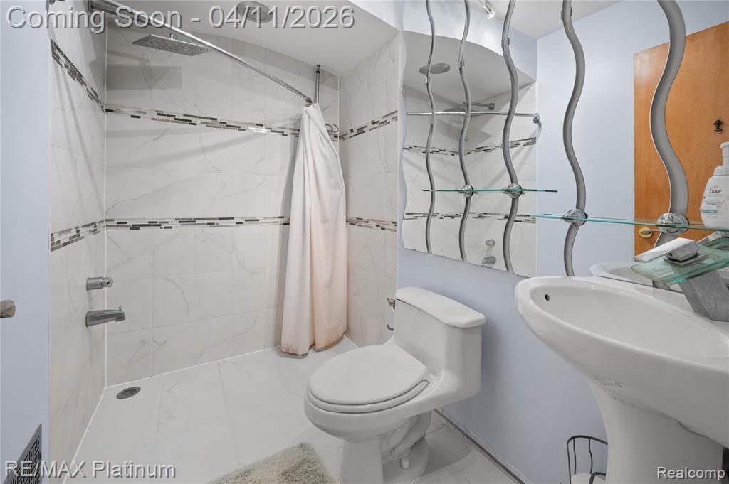 2454 N Middlebelt Road N, West Bloomfield, MI 48324 — Photo 24
