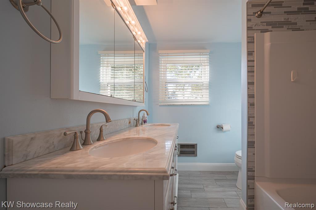 8621 OAKSIDE Avenue, Commerce Twp, MI 48382 — Photo 14