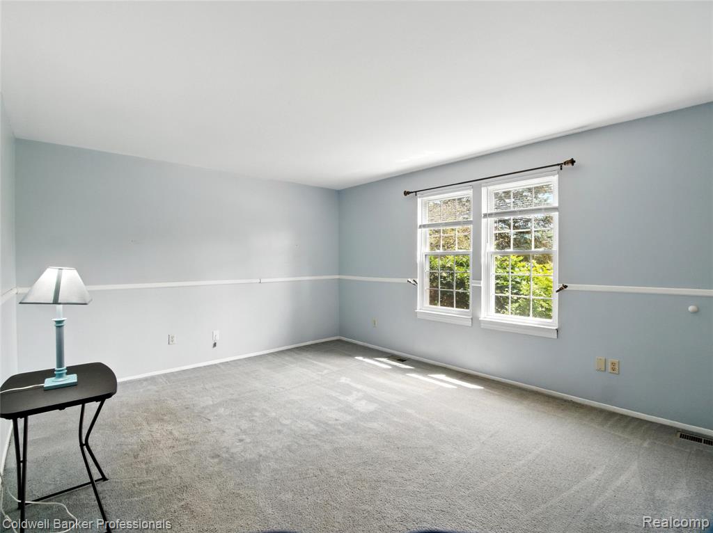 5728 Coach House Court, Waterford, MI 48327 — Photo 12