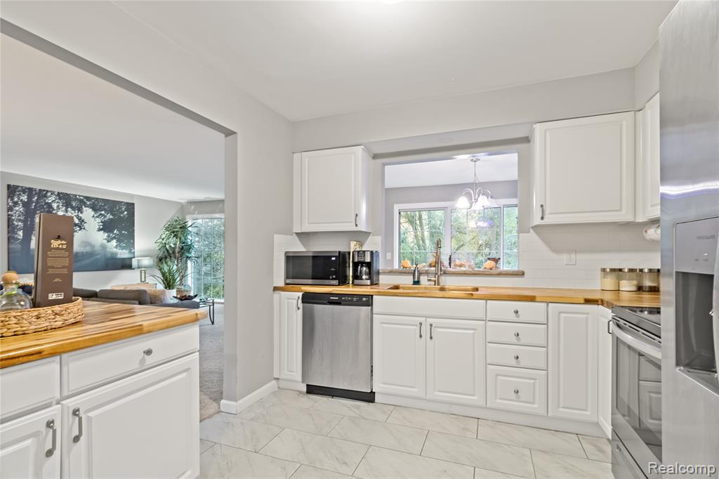 549 Winwood Court, Walled Lake, MI 48390 — Photo 15