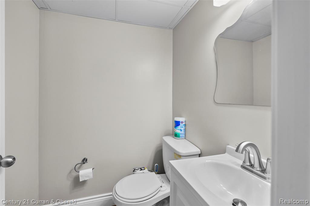 5984 Campus Drive, Dearborn Heights, MI 48127 — Photo 38