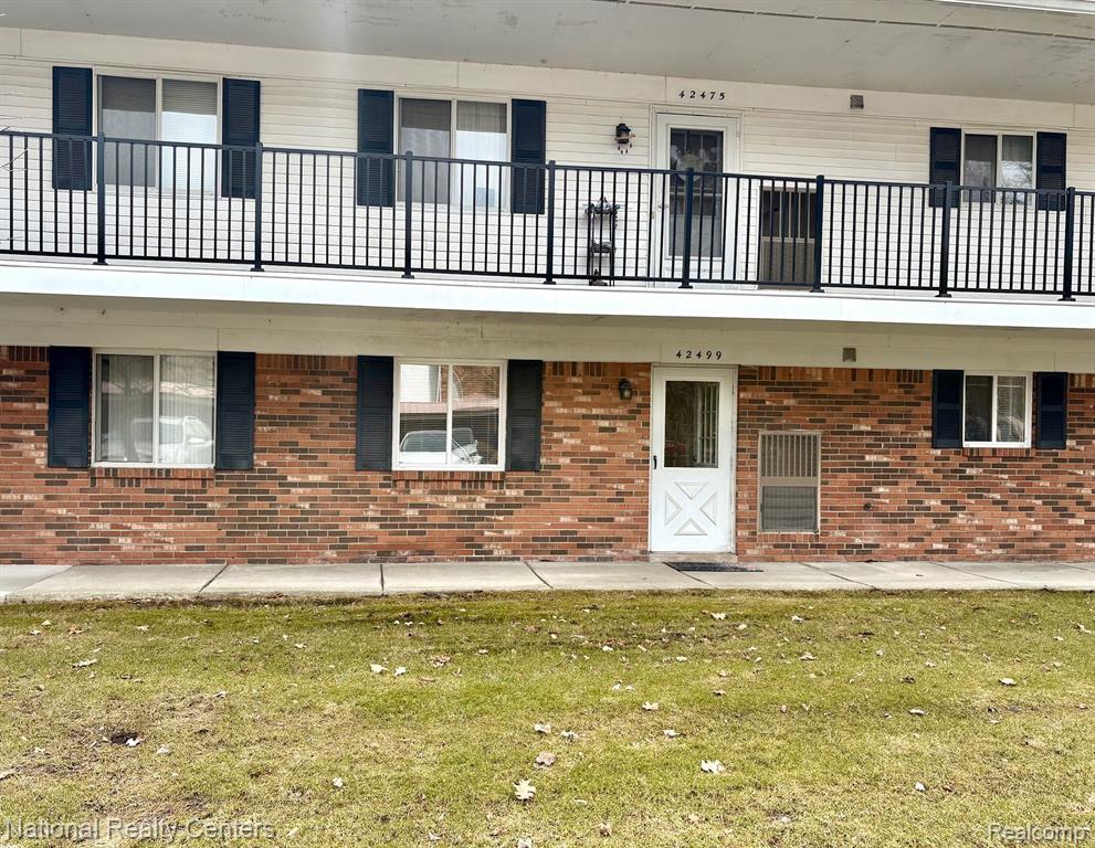 42499 PLYMOUTH HOLLOW Drive, 32, Plymouth, MI 48170 — Photo 2