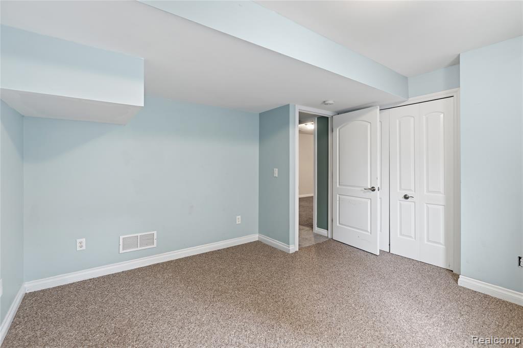 1130 Creekside Court, Burton, MI 48509 — Photo 22