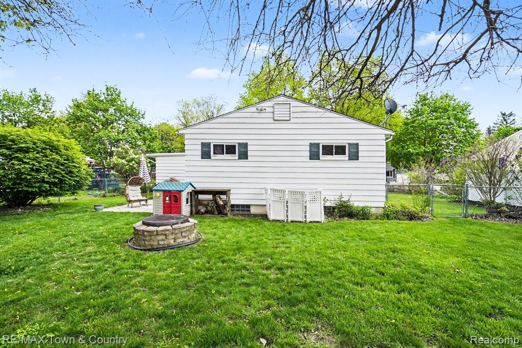 207 Labian Drive, Flushing, MI 48433 — Photo 17