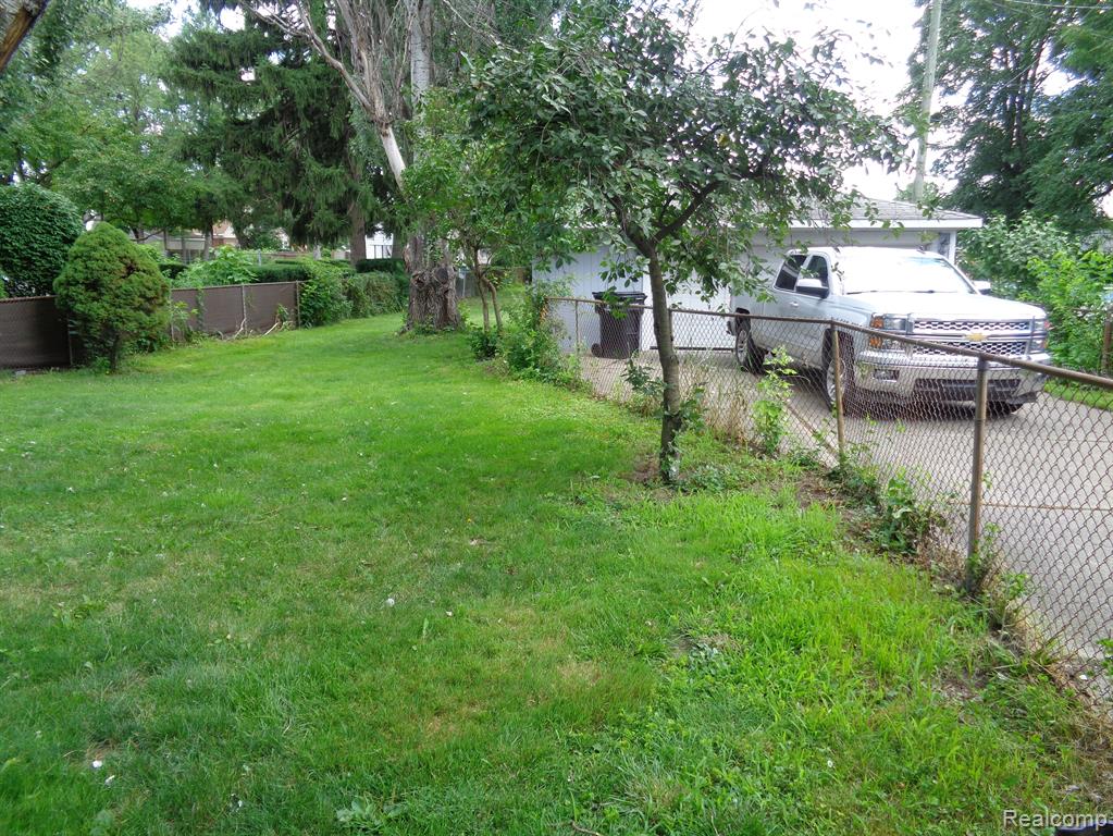 684 RIVERBANK Street, Wyandotte, MI 48192 — Photo 4