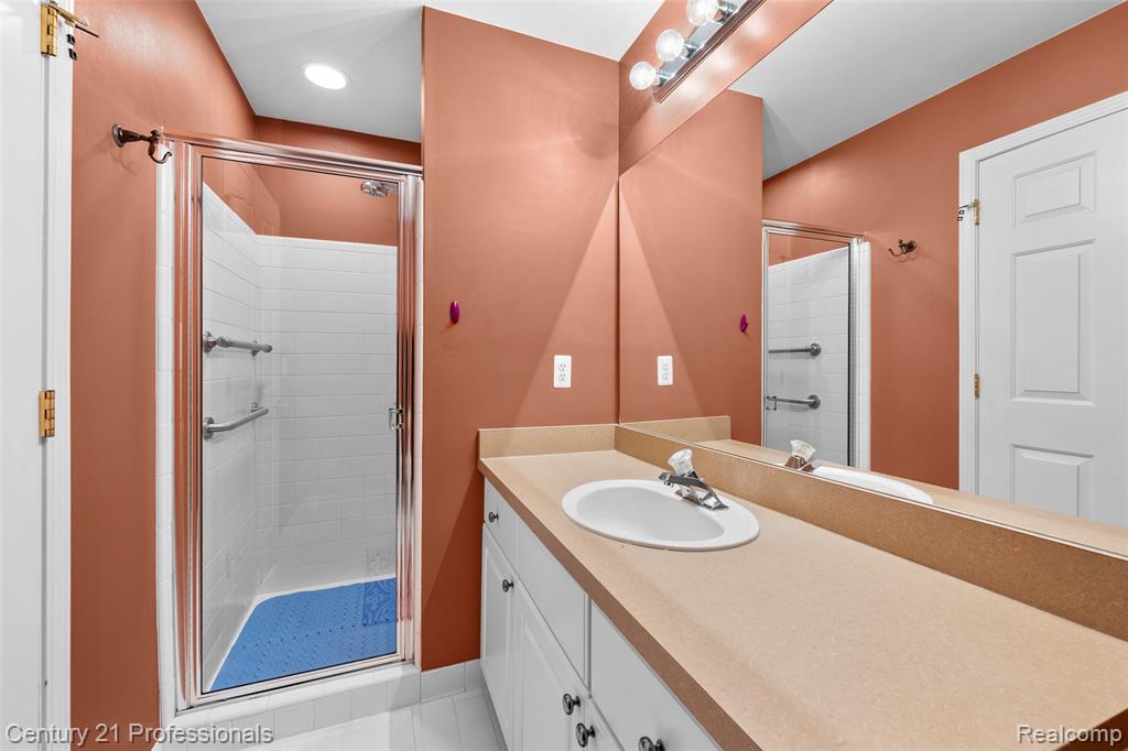 40121 Streamwood Court, Sterling Heights, MI 48310 — Photo 16