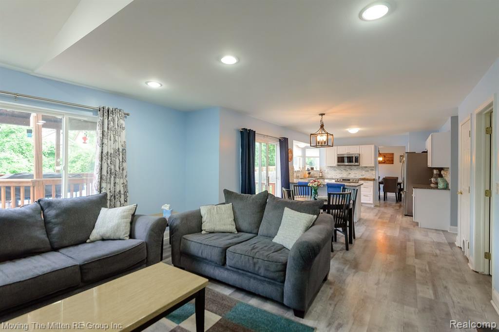 5861 MEADOWGREENE Drive, Waterford, MI 48327 — Photo 19