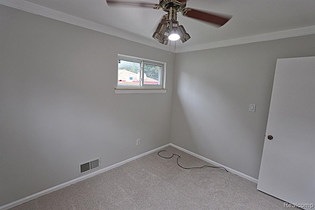 9929 DEERING Street, Livonia, MI 48150 — Photo 23