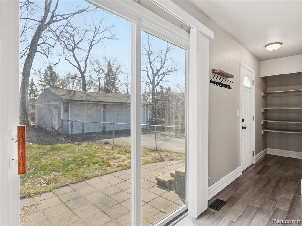 8568 Janis Street, Shelby Twp, MI 48317 — Photo 16